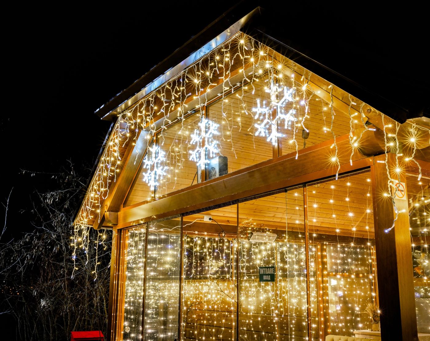 Casă privată decorată festiv de echipa GHIRLANDE.MD