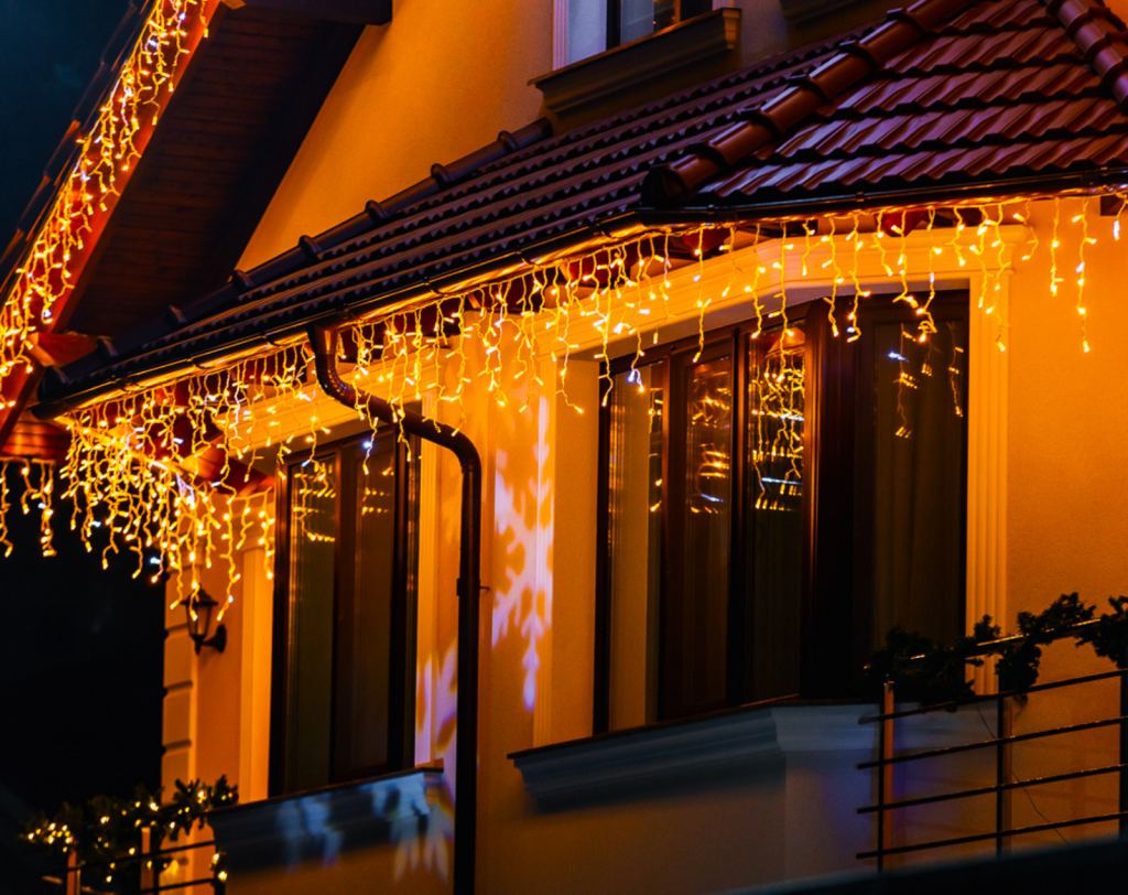 Iluminat festiv pe casă privată — detalii