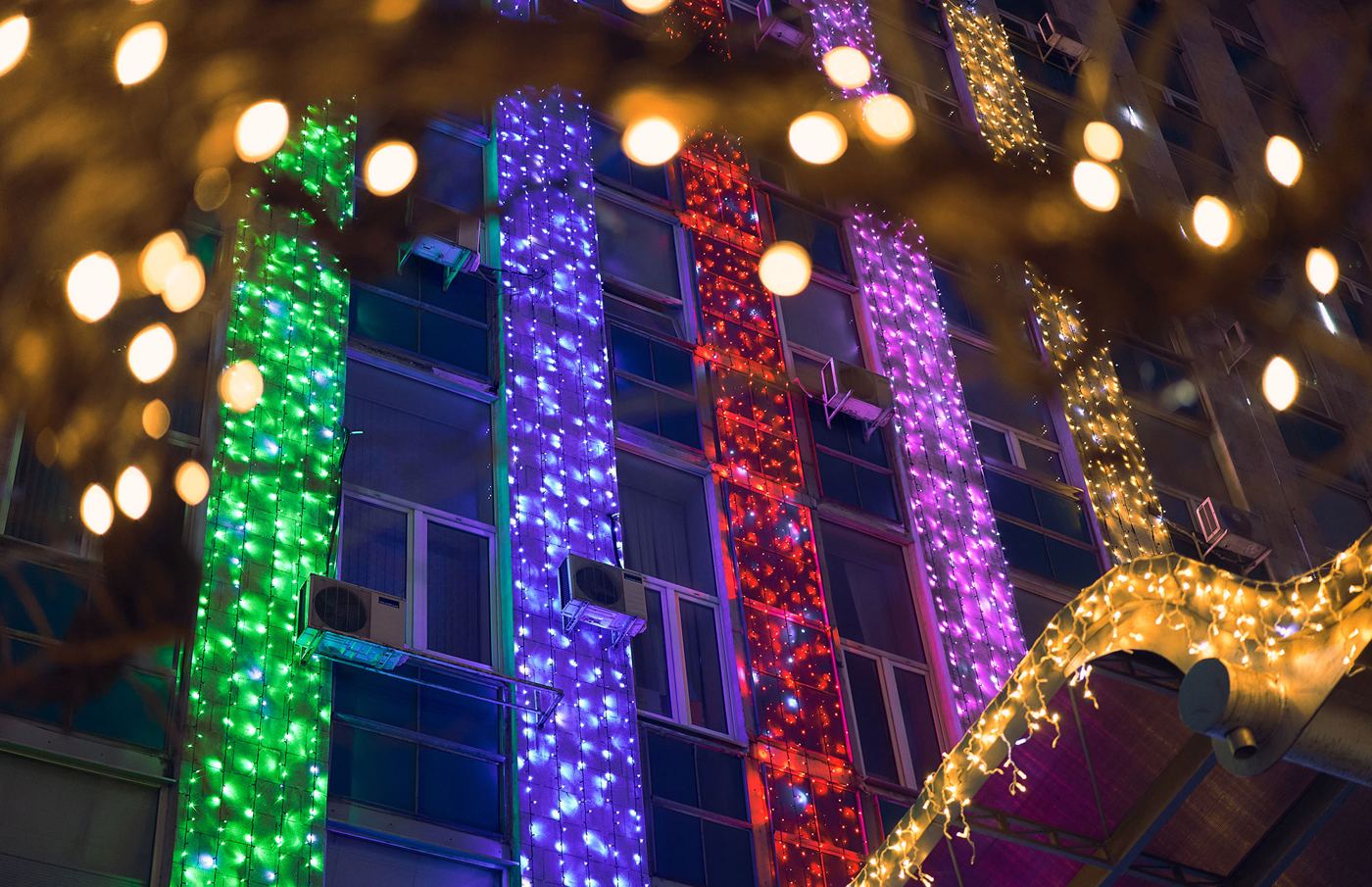 Iluminat festiv pentru afaceri — fațadă și vitrine