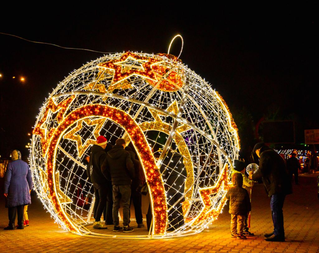 Proiect de iluminat festiv GHIRLANDE.MD într-o seară de sărbătoare