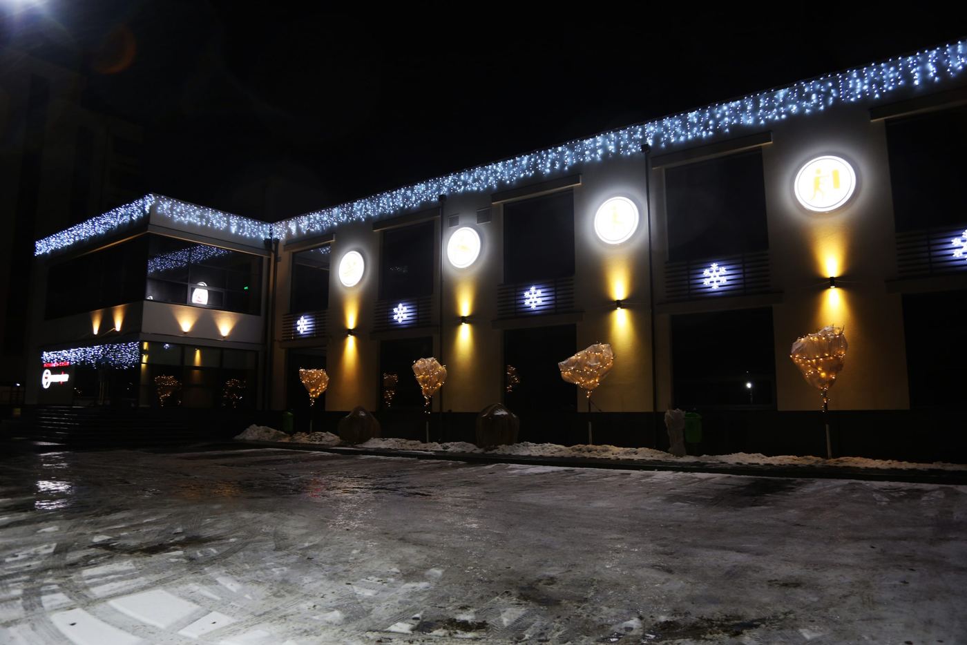 Fațadă de business decorată festiv de echipa GHIRLANDE.MD